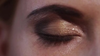 Kadının güzel kapalı göz close-up, o açılıyor