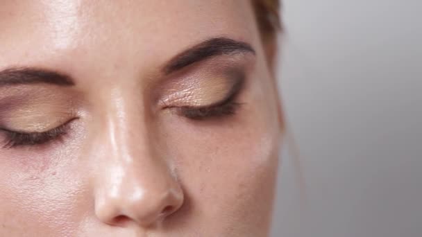 专业化妆师涂抹睫毛膏的妇女睫毛, 特写 — 图库视频影像