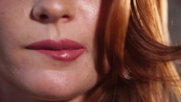 Jonge vrouw is haar lippen coquettishly bijten en kantelen van haar hoofd — Stockvideo