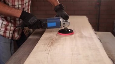 Dolap üreticisi bir fabrika üzerinde üst tabakası ahşap kütük uzakta alıyor