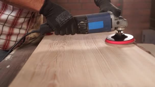 Працівник шліфує дерев'яну дошку, перед тим як фарбувати в рослину — стокове відео