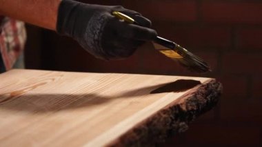 Master geniş vuruş bir boya fabrikasında ahşap bir gemide uyguluyor