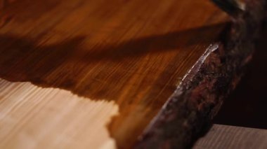 El ile boyama ahşap masa, adam fırça yüzey üzerinde hareket ediyor