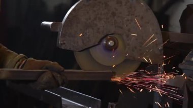 Alt disk Parlatma makine fabrikası tarafından metal kiriş kenarına taşlama