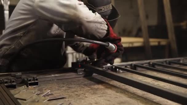 Arbetstagaren svetsning en metall beam konstruktion i en workshop — Stockvideo