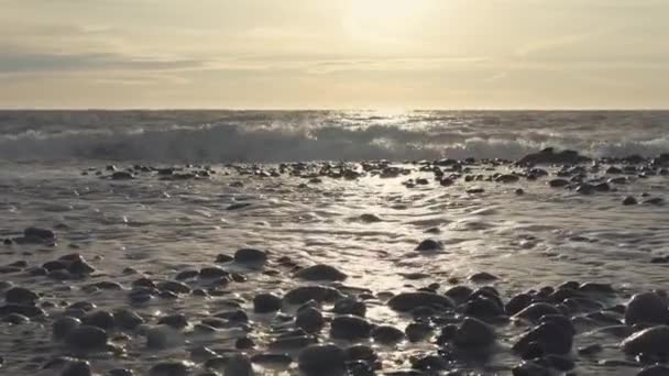 Παλιρροιακή γεωτρήσεις στην stoneshore θάλασσα, ηλιακή διαδρομή είναι στην επιφάνεια — Αρχείο Βίντεο
