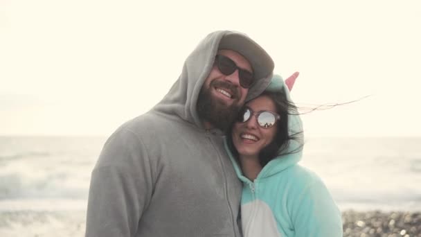 幸福夫妇的男人和女人穿着天鹅绒 kigurumi 在阳光明媚的海滨 — 图库视频影像