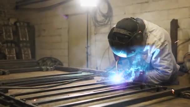 Metalworker is mounting steel beams in a construction in a workshop — Stock Video