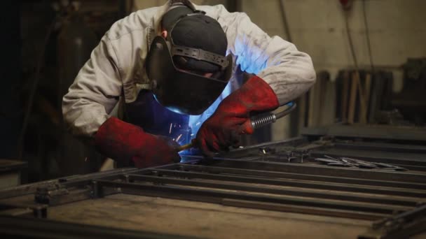 Fabriksarbetare svetsning metal i en workshop av växt — Stockvideo