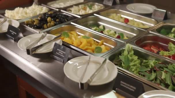 Nahaufnahme vom Buffet in den Containern liegen frische Snacks Salat und Käse — Stockvideo