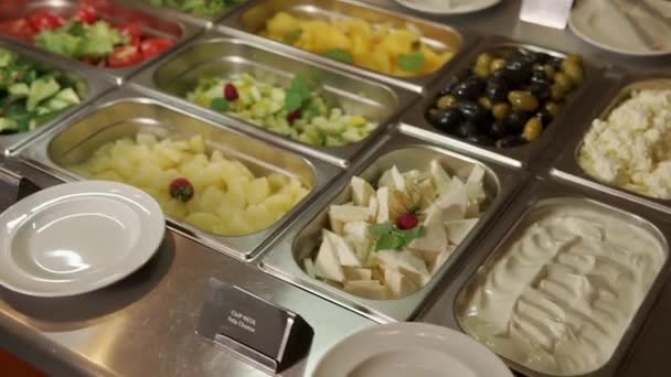 Крупным планом буфет с разнообразными закусками в контейнерах лежат свежие продукты — стоковое видео