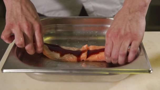 Nahaufnahme eines Küchenchefs, der in einem Restaurant ein Stück Forelle kocht — Stockvideo