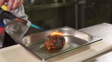 yakın atış somon bir parçasının, bir aşçı ateşe için iştah açıcı bir incelik verir