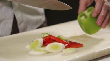aşçılar atış eller kapatın, parçalara yanında soğan biber cuts