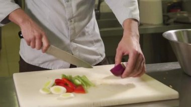 şefler el, o keser ve sonra sonları atış kırmızı soğan yarım kapatın