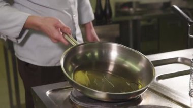 zeytin yağı bir tavada kadar adam ısıtır şefler el atış yukarıya kapatmak