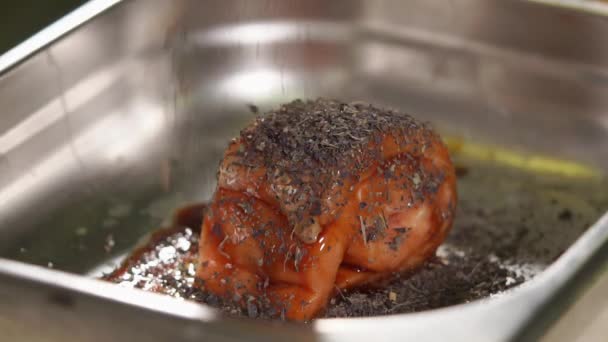 Крупным планом кусок форели, повар нежно посыпать деликатес специй — стоковое видео