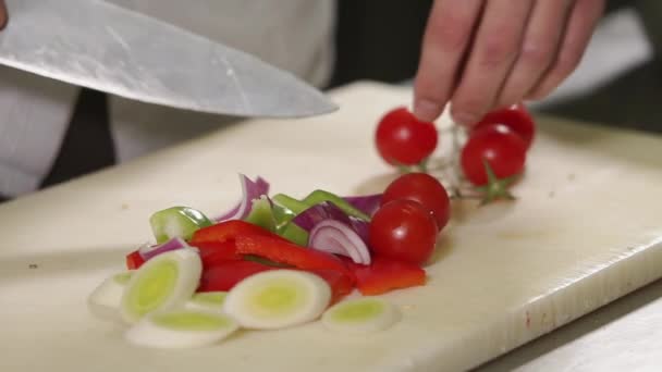 Zblízka shot z kuchařů rukou, Muž masa na kusy, cherry rajčata — Stock video