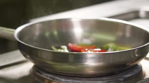 Close-up tiro de uma frigideira de alumínio o cozinheiro coloca dentro dos tomates cereja — Vídeo de Stock