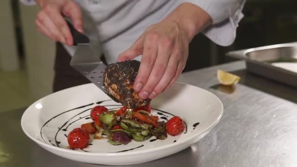 Close-up tiro de um homem mãos, que está envolvido em servir pratos para o jantar — Vídeo de Stock