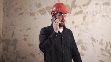 işçi Müşteri onarım daire hazırlık anlatır.