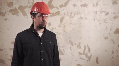 Kim astlarının bir inşaat sahasında azarlıyor ustabaşı portresi