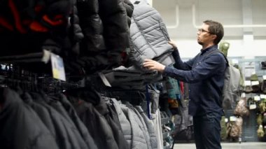 Kış giysileri için bakan birisi