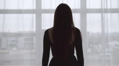 Genç model pencereden dışarı bakıyor