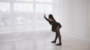 genç ve güzel kadın Studio, ısınma yapıyor o dansa hazırlanıyor