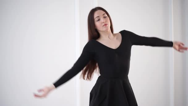 Hermosa bailarina en el estudio . — Vídeo de stock