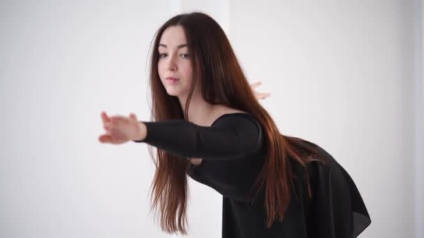 Młoda tancerka rozgrzewkę przed praktyki — Wideo stockowe