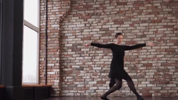 素敵なスタジオで美しい女性ダンサー — ストック動画