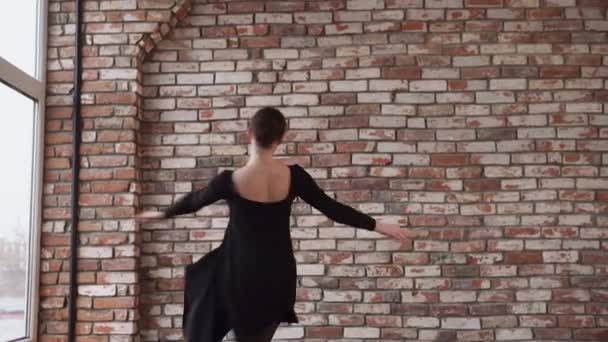 Graciosa e graciosa senhora envolvida na dança contemporânea no estúdio — Vídeo de Stock