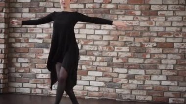 Uygulama sırasında çok güzel dansçı