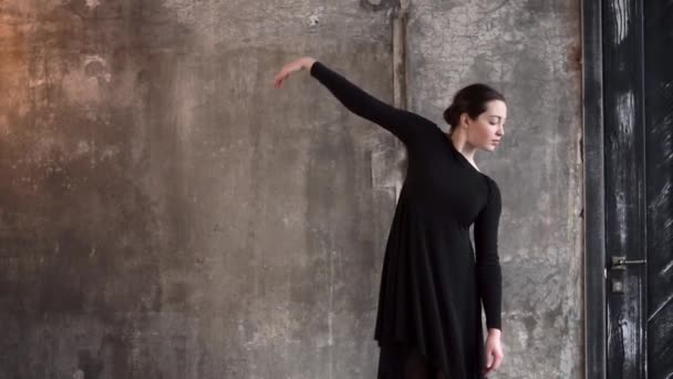 Attraktive Tänzerin beginnt mit dem Üben — Stockvideo