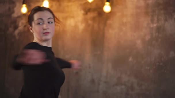 Амбициозная танцовщица на практике — стоковое видео
