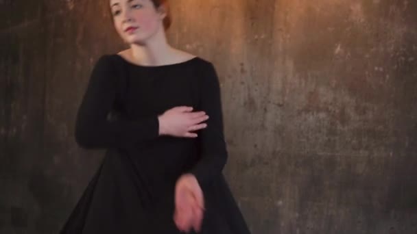 Eine junge Frau dreht sich während des Tanzes, in dem sie Profitänzerin ist, um sich selbst — Stockvideo
