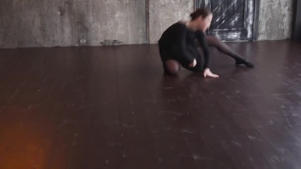 Mulher talentosa pratica movimentos de dança — Vídeo de Stock