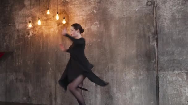 Чарівна жіноча танцівниця в студії — стокове відео