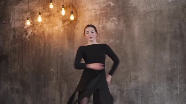 Choreograf probt einen professionellen Tanz für ein Konzert — Stockvideo