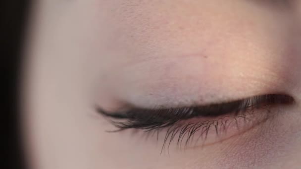 Close up shot of an eye of a young woman with long eyelashes — Stock Video