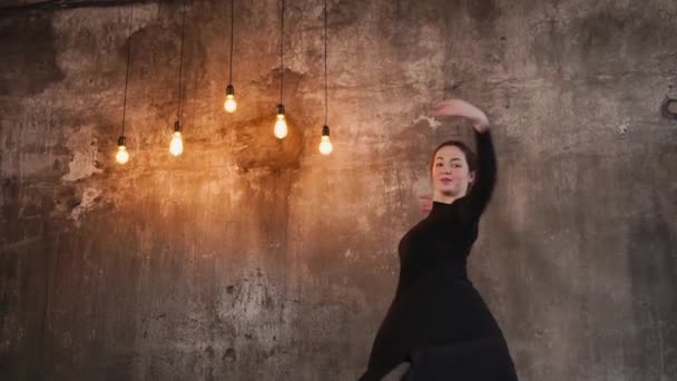 Молодая танцовщица танцует в вольном стиле, она выглядит счастливой — стоковое видео