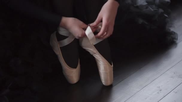 Close up shot of a ballerina hands, lady ties up tapes from a pointe — Stock Footage Close up shot of a ballerina hands, lady ties up tapes from a pointe Video Clip