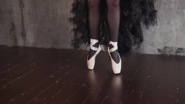 Κοντινό πλάνο του τις κομψές μπαλαρίνες πόδια, η κυρία στέκεται στις κάλτσες της — Αρχείο Βίντεο