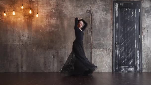 Страстная танцовщица в студии — стоковое видео