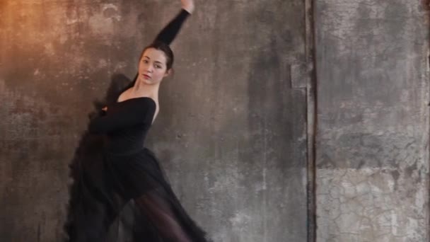 Una giovane donna usa una gonna trasparente per rosicchiare in una danza classica — Video Stock