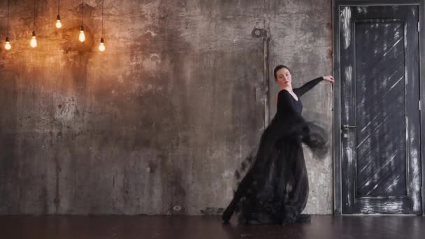 Une jeune femme est engagée dans des danses dansantes, elle agite élégamment un ourlet moelleux — Video