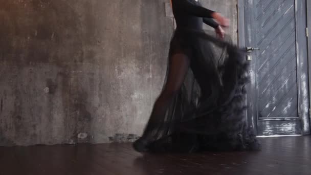 Пристрасна жіноча танцівниця в чорній сукні — стокове відео