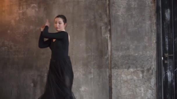 Прекрасная танцовщица в студии — стоковое видео