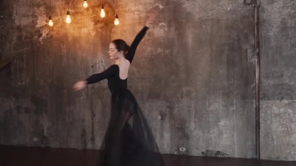 Fantástica bailarina en vestido negro — Vídeo de stock